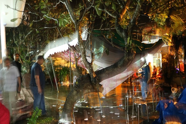 Nhiều nghệ sĩ "đội mưa" tới viếng diễn viên Nguyễn Hoàng - 2
Tối ngày 18/11, do ảnh hưởng của cơn bão số 14 nên tại thị xã Tân An, tỉnh Long An cũng diễn ra cơn mưa lớn kèm với gió giật rất mạnh. Điều này khiến rạp che phía trước nơi diễn ra tang lễ bị đổ sập xuống.
