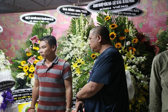 Nhiều nghệ sĩ "đội mưa" tới viếng diễn viên Nguyễn Hoàng - 5 Nhiều nghệ sĩ "đội mưa" tới viếng diễn viên Nguyễn Hoàng - 5