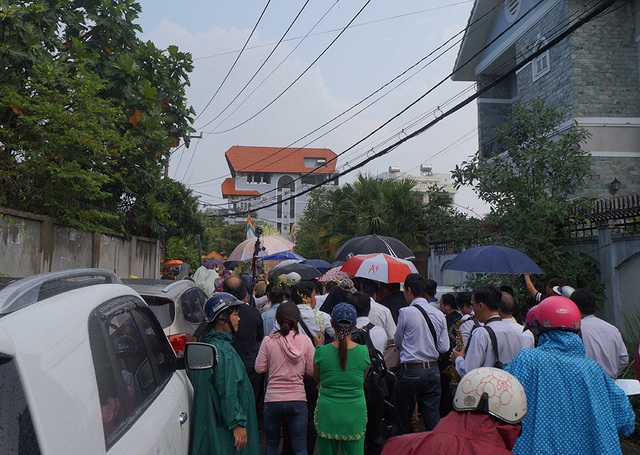 Vợ nghệ sĩ Thanh Sang nguyện làm vợ ông ở kiếp sau - 26 Trời mưa như trút nước cũng không ngăn được dòng người đông đảo đến để tiễn đưa nghệ sĩ ra đi...