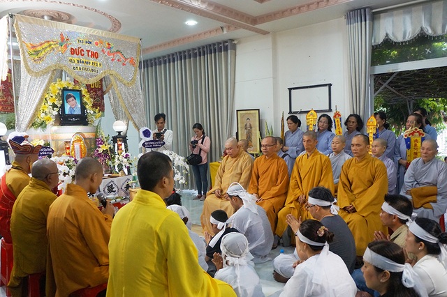 Vợ nghệ sĩ Thanh Sang nguyện làm vợ ông ở kiếp sau - 3 Sáng nay, các tăng ni, phật tử cùng gia đình, thân bằng quyến thuộc và đông đảo khán giả đã có mặt để thực hiện nghi lễ tiễn đưa nghệ sĩ Thanh Sang.