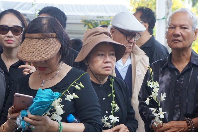 Vợ nghệ sĩ Thanh Sang nguyện làm vợ ông ở kiếp sau - 14 Nghệ sĩ Minh Nguyệt cũng có mặt sáng nay, trong những ngày qua bà cũng đã dành thời gian đến chia buồn cùng vợ nghệ sĩ Thanh Sang
