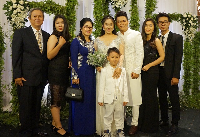Cả gia đình Lê Phương đến đúng giờ và chụp ảnh lưu niệm cùng nhau trong ngày hạnh phúc của cô