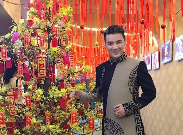 Sao Việt làm gì trong 3 ngày Tết Đinh Dậu? - 16 Trên trang cá nhân, Đàm Vĩnh Hưng khoe áo dài được thiết kế đẹp mắt dành lưu diễn nhiều năm.