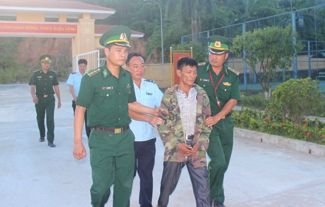 Chưa đầy 2 giờ, phá 2 vụ vận chuyển gần 1.500 viên ma túy tổng hợp qua biên giới - 1 Lực lượng chức năng dẫn giải đối tượng Trần Đình Lộc về cơ quan điều tra