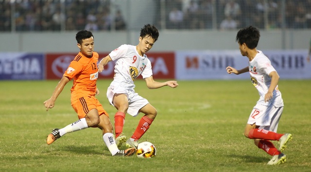 SHB Đà Nẵng đánh bại HAGL ngày khai sân Hòa Xuân - 2
Văn Toàn (giữa) tranh bóng với cầu thủ của Đà Nẵng