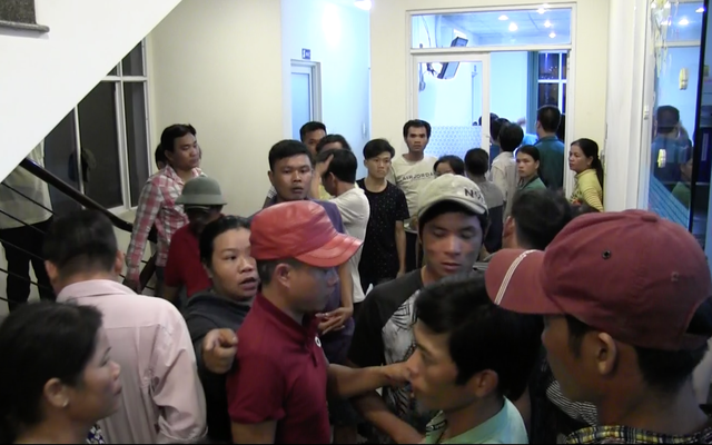 Gần trăm người vây kín công ty yêu cầu làm rõ cái chết của nam công nhân - 2 Người nhà vây kín công ty yêu cầu làm rõ cái chết của nam công nhân