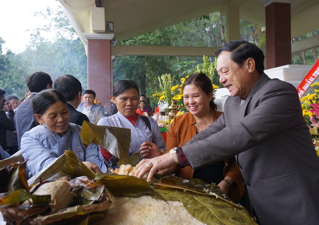 Đội mưa gánh cặp bánh chưng 700kg lên núi dâng thân mẫu Bác Hồ - 9 ... với niềm hi vọng một năm nhiều tài lộc, mùa màng bội thu.