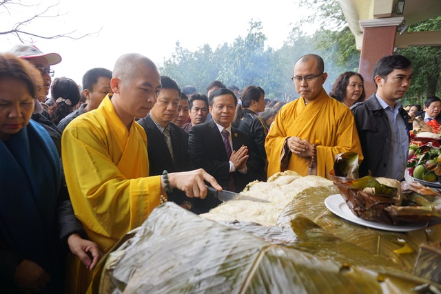 Đội mưa gánh cặp bánh chưng 700kg lên núi dâng thân mẫu Bác Hồ - 8 Sau nghi lễ dâng bánh, chiếc bánh được cắt chia cho du khách tới tham dự thụ lộc.