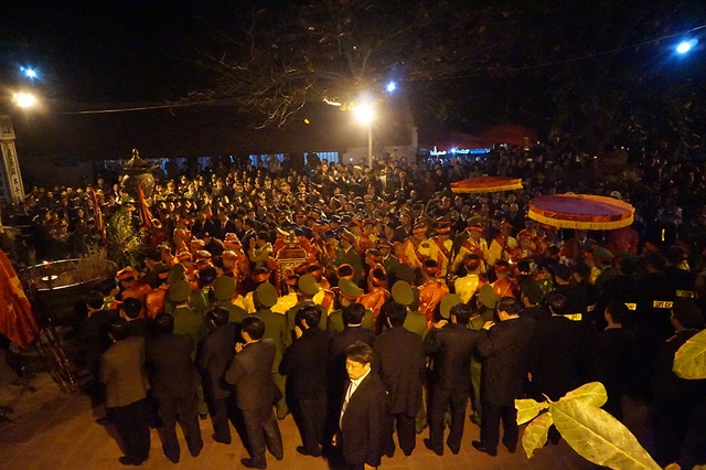Chủ tịch nước dâng hương, tham dự lễ Khai ấn đền Trần 2017 - 3 Nghi lễ dâng hương diễn ra trang trọng, nghiêm trang