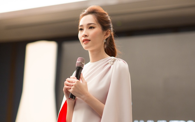 Hoa hậu Đặng Thu Thảo lần đầu xuất hiện sau thông báo kết hôn - 4 Người đẹp cho biết bạn trai vẫn rất ủng hộ và tôn trọng các hoạt động trong làng giải trí của cô. Cả hai thường xuyên đi du lịch cùng những người bạn thân ở trong và ngoài nước.
