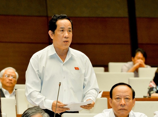 TPHCM - Đầu tàu kinh tế đang ì ạch chạy bằng... máy hơi nước! - 2
Đại biểu Đặng Thuần Phong cho rằng, tạo cơ chế đặc thù TP HCM thời điểm này là hơi muộn