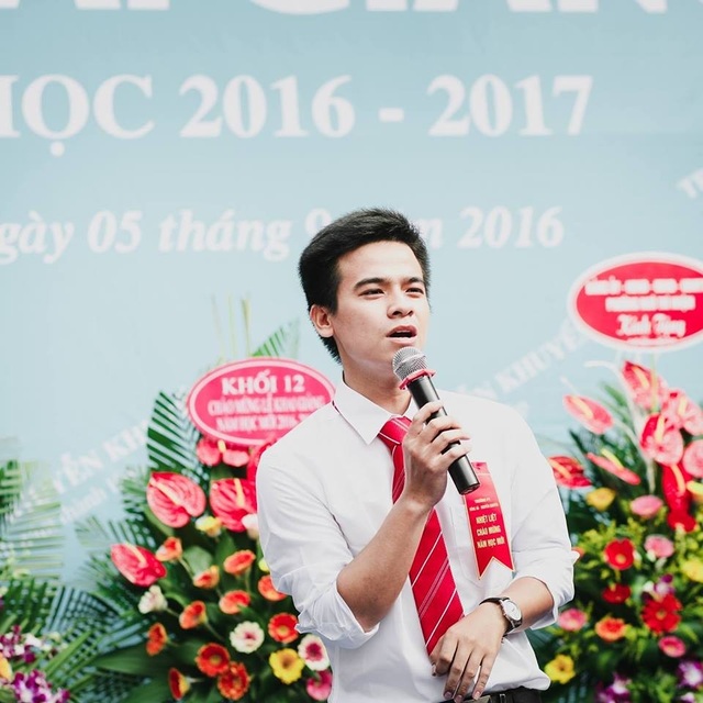 Thầy giáo trẻ hát chế “Duyên phận” dạy học sinh cách phân biệt axit-bazơ - 1 Thầy giáo Đặng Xuân Chất - tác giả bài hát chế đang gây “xôn xao” cộng đồng học sinh.