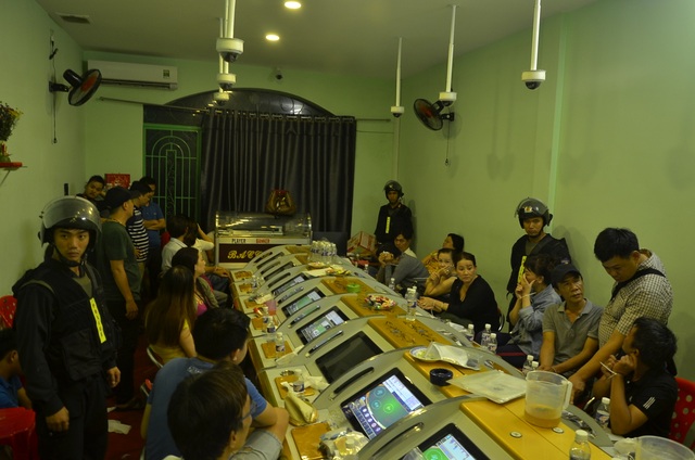 Liên tiếp "đánh úp" nhiều tụ điểm cờ bạc ở Sài Gòn - 3 Bên trong tụ điểm cờ bạc ở quận 10 bị Bộ Công an khám phá