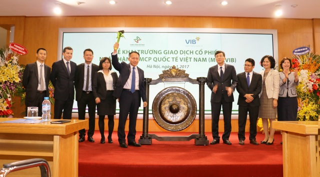 Một ngân hàng vốn hóa 9.600 tỷ đồng chính thức "chào sàn" - 1 VIB là một trong số ít ngân hàng luôn chi trả cổ tức ở mức cao trong 2 năm gần đây. Trong đó năm 2014 là 23,5% và năm 2015 là 25%, bao gồm cả tiền mặt và cổ phiếu thưởng.