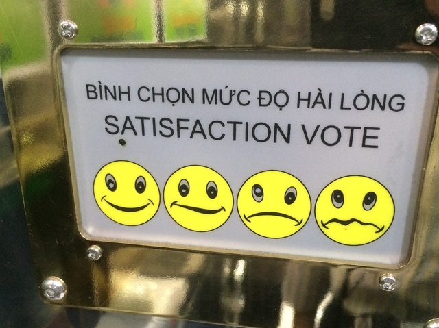 Trạm xe buýt có trụ kết nối internet, nhà vệ sinh năng lượng mặt trời - 4 Hành khách nhấn vào biểu tượng để đánh giá chất lượng nhà vệ sinh
