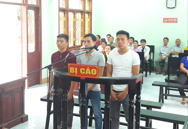 Rượu vào, rủ anh trai và cháu đi đánh người trả thù - 1 Các bị cáo tại phiên tòa