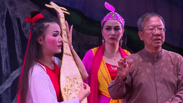 Lần đầu tiên tuồng Việt Nam được dàn dựng bởi đạo diễn Singapore - 2 Đạo diễn Chu Soo Pong cùng các diễn viên tham gia vở diễn.