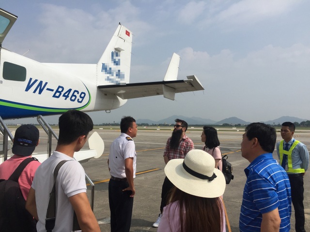 Đạo diễn phim Kong trở lại thăm Vịnh Hạ Long bằng thuỷ phi cơ - 4 Jordant Vogt-Roberts rất thân thiện với đoàn làm phim và những người trực tiếp ra sân bay đón tiếp anh.