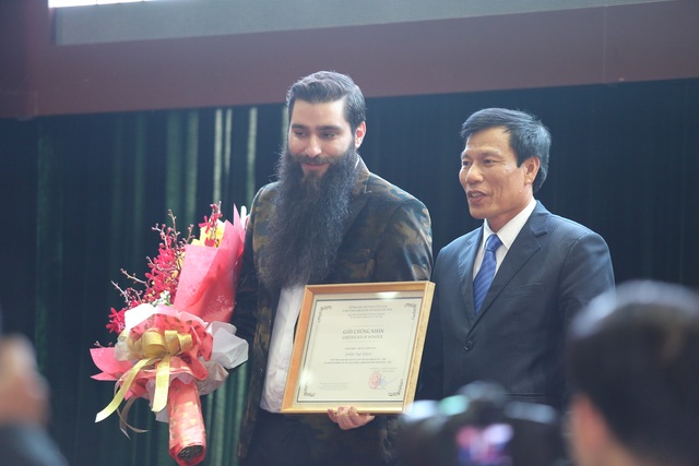 “Tôi không quá khó khăn khi xa người thân, đến sống ở Việt Nam” - 2 Bộ trưởng Bộ VHTT&DL trao quyết định cho đạo diễn Jordan Vogt - Roberts. Ảnh: Tùng Dương.