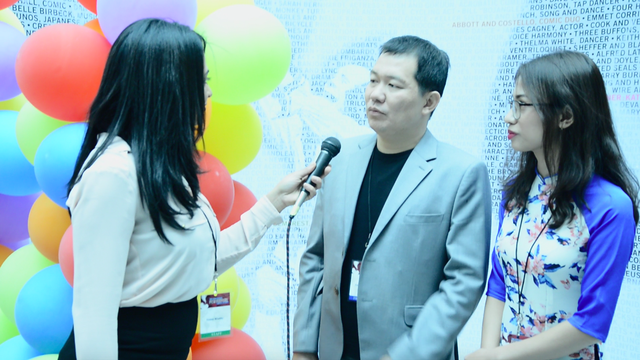 “Cha cõng con” đoạt hàng loạt giải thưởng lớn tại 3 Liên hoan phim quốc tế - 3 Đạo diễn Lương Đình Dũng trả lời phỏng vấn của đài truyền hình trong LHP Quốc tế. Ảnh: NT.
