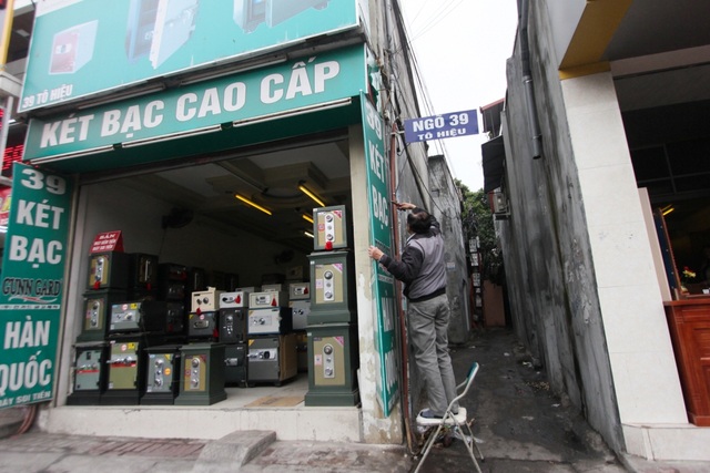 Hải Phòng: Cẩu xe, phá tường lấy lại vỉa hè cho người đi bộ - 2
Tháo dỡ biển quảng cáo chìa ra đường