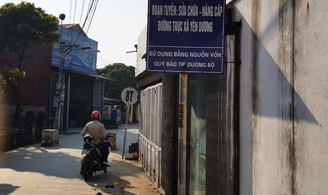 Lập chốt thu phí xe tải đi vào đường liên xã - 2 Trọng tải tuyến đường này là 8 tấn, đầu tuyến đường có ghi biển: “Đoạn tuyến - sửa chữa - nâng cấp đường trục xã Yên Dương; Sử dụng bằng nguồn vốn quỹ bảo trì đường bộ”.