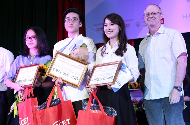 Nữ sinh “bắn” 7 thứ tiếng khoe tài trong Chung kết tiếng Anh sinh viên - 6
Nhóm Redbean giành giải thưởng Đội thi Tài năng nhất do khán giả bình chọn