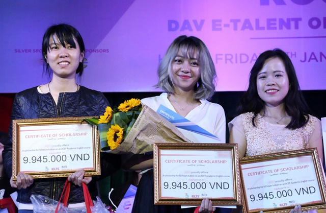 Nữ sinh “bắn” 7 thứ tiếng khoe tài trong Chung kết tiếng Anh sinh viên - 7
Nhóm thi Elite 3 trở thành nhà vô địch của cuộc thi DAV E Talent năm 2016 một cách đầy thuyết phục.