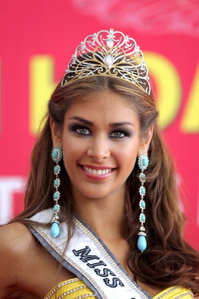 Hoa hậu Hoàn vũ Thế giới 2008 trở lại Việt Nam sau 10 năm đăng quang - 7 Hoa hậu Dayana Mendoza chia sẻ niềm vui khi đến Việt Nam lần này: “Thật tuyệt khi được trở lại Việt Nam. 10 năm trước tôi đã đăng quang tại sân khấu Crown Center và bây giờ tôi quay trở lại để chứng kiến sự đăng quang của tân Hoa hậu Hoàn vũ Việt Nam. Cảm giác cứ như tôi đang sống lại những ký ức xưa và trở về nhà”.