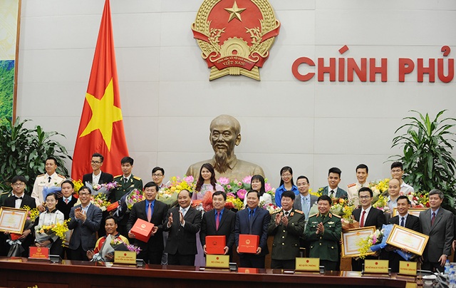 Thủ tướng gặp mặt 10 Gương mặt trẻ Việt Nam tiêu biểu 2016 - 3 Thủ tướng Nguyễn Xuân Phúc tặng bằng khen và quà cho các tấm gương trẻ tuổi tài năng, giàu nghị lực.