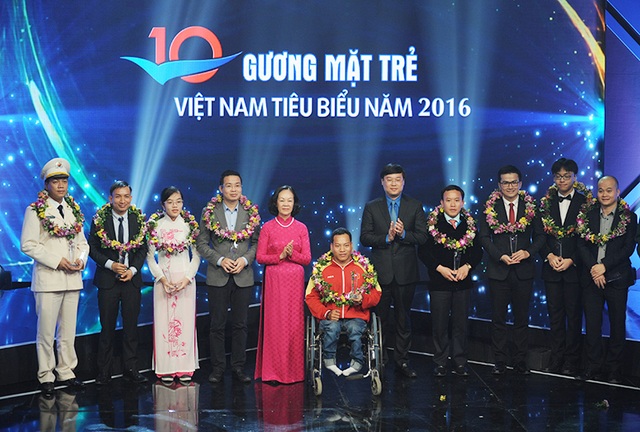Vinh danh 10 Gương mặt trẻ Việt Nam tiêu biểu 2016 - 1 Bà Trương Thị Mai- Ủy viên Bộ chính trị, Bí thư TƯ Đảng, Trưởng ban Dân vận Trung ương; Đồng chí Lê Quốc Phong- Ủy viên Dự khuyết TƯ Đảng, Bí thư Thứ nhất TƯ Đoàn, Chủ tịch Hội sinh viên Việt Nam, trao giải thưởng cho 10 Gương mặt trẻ Việt Nam tiêu biểu năm 2016.