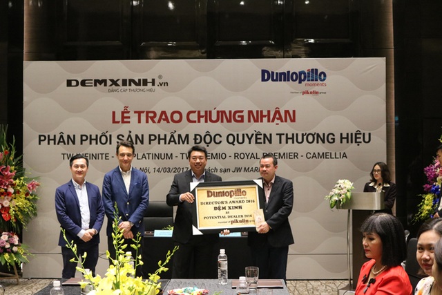 Thị trường đệm cao cấp: Khách hàng ngày càng đòi hỏi cao - 3
Buổi lễ trao chứng nhận phân phối sản phẩm độc quyền thương hiệu cho hệ thống phân phối Đệm Xinh