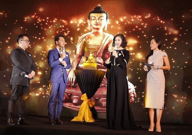 Ngô Thanh Vân quyên góp cứu được 252 trẻ em bị tim bẩm sinh - 4 Bức tượng vàng đã được nâng mức đấu giá dừng lại tại 100,000 USD; tuy nhiên, với lòng hảo tâm của những vị khách mời tại đêm tiệc ủng hộ thêm, tổng số tiền đấu giá cho vật phẩm này lên đến 174,400 USD. Phần đấu giá tượng Phật Vàng này đã được chính MC Phan Anh và Ngô Thanh Vân dẫn dắt trong đêm gala.