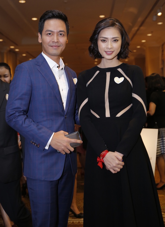 Ngô Thanh Vân quyên góp cứu được 252 trẻ em bị tim bẩm sinh - 1 Chương trình “Vết Sẹo Cuộc Đời” đã đi được chặng đường 6 năm và cũng đã quyên góp cứu sống hơn 1000 em bé bị bệnh tim bẩm sinh. MC Phan Anh cùng hỗ trợ Ngô Thanh Vân trong phần đấu giá.
