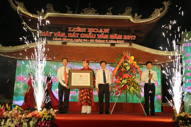 Lễ hội đền Lảnh Giang nhận bằng Di sản văn hóa phi vật thể quốc gia - 1 Lễ đón nhận bằng ghi danh Di sản văn hoá phi vật thể tại đền Lảnh Giang - Hà Nam tối 24/6. Ảnh: Q.H
