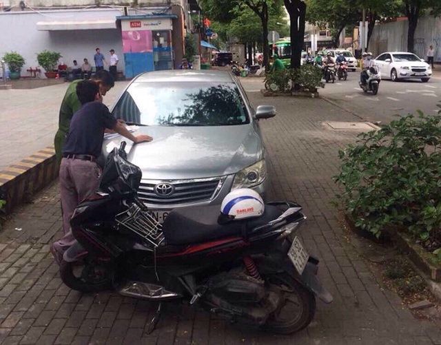 Ông Đoàn Ngọc Hải một mình đi dẹp vỉa hè lúc 5h sáng - 4
Nhiều xe ô tô đậu trên vỉa hè quận 1 bị xử phạt lúc sáng sớm.