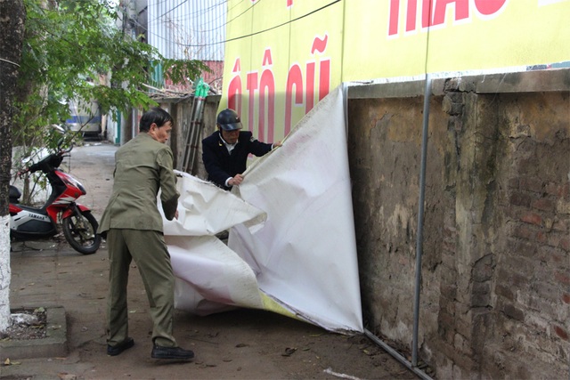 Khoan bê tông, búa tạ hỗ trợ "đòi lại" vỉa hè ở Hà Nội - 8 Khoan bê tông, búa tạ hỗ trợ "đòi lại" vỉa hè ở Hà Nội - 8