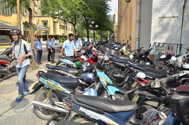 Ông Đoàn Ngọc Hải một mình đi dẹp vỉa hè lúc 5h sáng - 7 Ông Đoàn Ngọc Hải một mình đi dẹp vỉa hè lúc 5h sáng - 7
