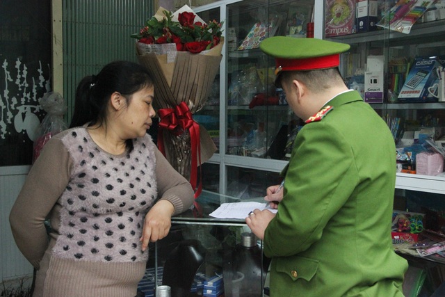 Khoan bê tông, búa tạ hỗ trợ "đòi lại" vỉa hè ở Hà Nội - 10 Lực lượng Công an phường Định Công lập biên bản các hộ dân lấn chiếm vỉa hè, yêu cầu tự giác tháo dỡ.