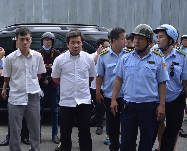 Ông Đoàn Ngọc Hải một mình đi dẹp vỉa hè lúc 5h sáng - 1
Ông Đoàn Ngọc Hải trong một lần dẫn đoàn liên ngành quận 1 đi dẹp vỉa hè.