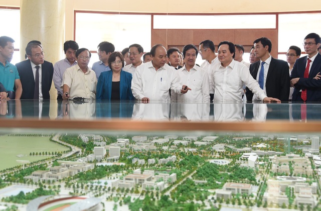 Thủ tướng: Dồn lực tập trung phát triển 3 đại học lớn - 1
Thủ tướng Nguyễn Xuân Phúc thăm mô hình quy hoạch khu đô thị Đại học quốc gia Hà Nội tại Hòa Lạc.