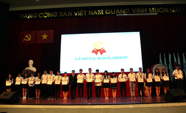 Trường Đại học Quốc tế TP.HCM trao hơn 19 tỷ đồng học bổng cho tân sinh viên - 2 Các tân sinh viên có thành tích xuất sắc được nhà trường trao học bổng trong lễ khai giảng