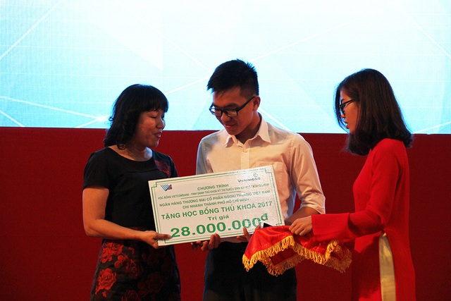 Trường Đại học Quốc tế TP.HCM trao hơn 19 tỷ đồng học bổng cho tân sinh viên - 1 Thủ khoa năm 2017-2018, Võ Đình Doãn nhận học bổng