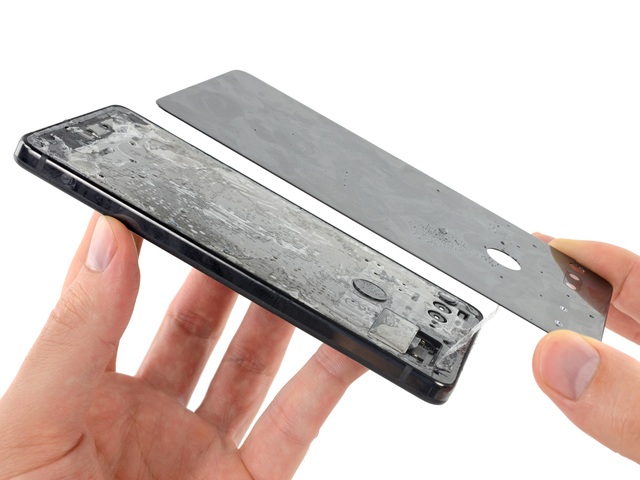 Chiếc điện thoại của cha đẻ Android khó sửa nhất thế giới - 4 Nắp lưng đã tháo rời với lớp keo dày đặc ở bên dưới. Hãng này dùng loại keo stretch-release