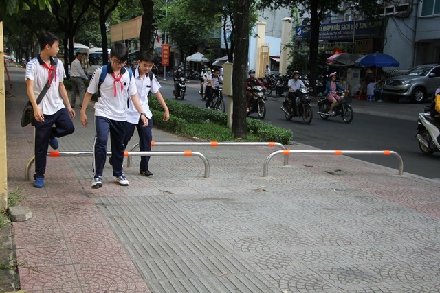 Quận 1 kiến nghị xem xét lại việc lắp barie trên vỉa hè - 1
Lắp barie trên vỉa hè để hạn chế xe máy lấn chiếm phần đường người đi bộ