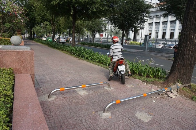 Xe máy uốn lượn vượt "chướng ngại vật" trên vỉa hè - 2
Người đi xe máy vẫn lạng lách qua barie trên vỉa hè đường Lý Tự Trọng