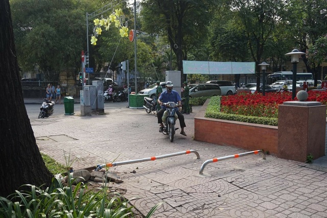 Xe máy uốn lượn vượt "chướng ngại vật" trên vỉa hè - 3
Một người đàn ông cố vượt chướng ngại vật. Để ngăn xe máy, lực lượng chức năng phải dùng thanh gỗ và đá chắn ở khu vực bồn cỏ