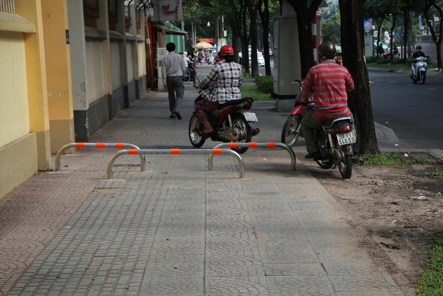 Quận 1 kiến nghị xem xét lại việc lắp barie trên vỉa hè - 2 Xe máy vẫn uốn lượn vượt chướng ngại vật