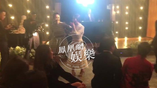 Song Hye Kyo và Song Joong Ki diện đồ hiệu giá gần 3 tỉ đồng trong hôn lễ thế kỷ - 7
Tất cả đều chúc phúc cho Song Hye Kyo và Song Joong Ki.