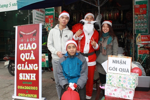 Dịch vụ “Ông già Noel tặng quà” hút khách trong mùa Noel - 2 Đa số là những bạn sinh viên làm kiếm thêm thu nhập